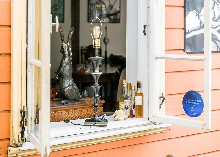 לינה וארוחת בוקר Karja 3*